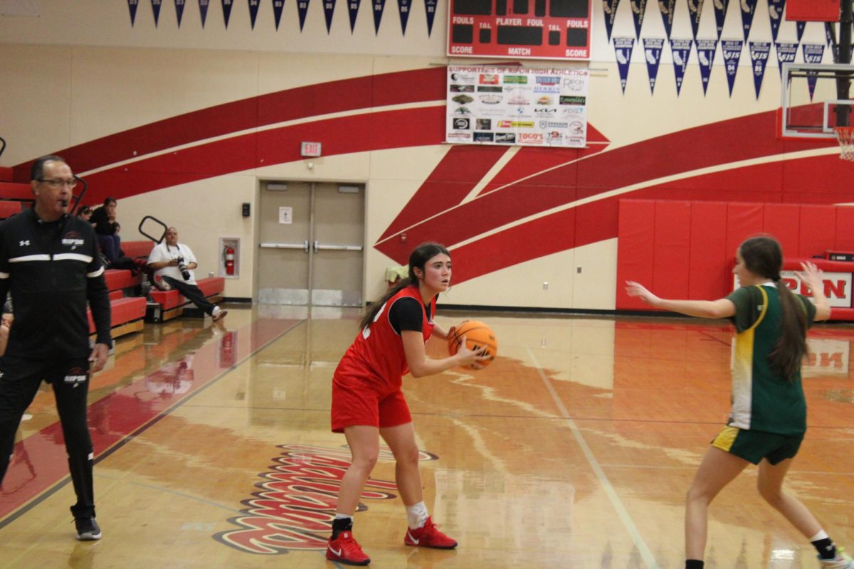 Girls Basketball Returns to RHS