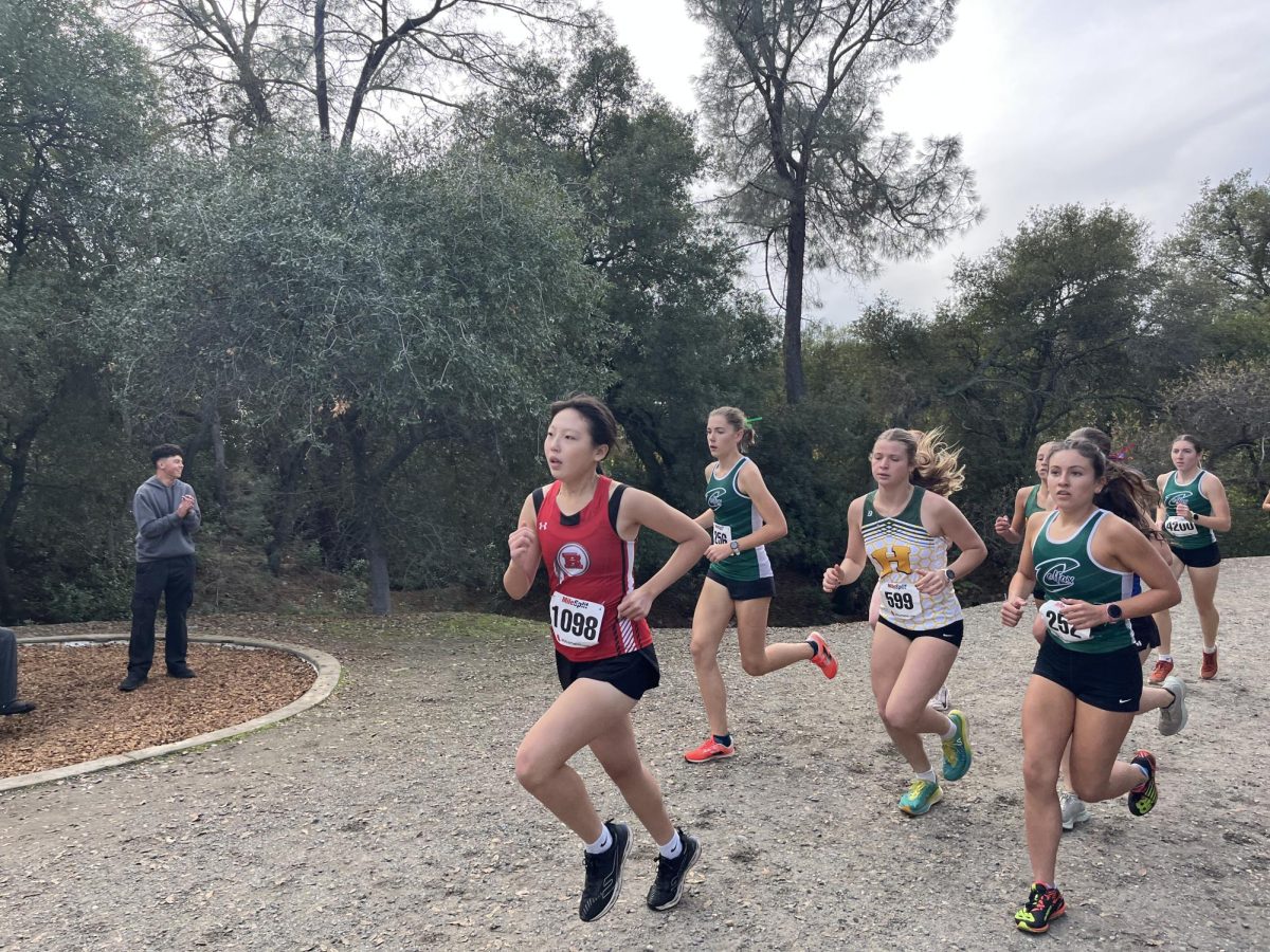 Sophia Jung leading a pack of runners