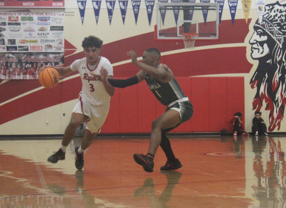 RHS Boys Basketball Team Returns in Foundation Game
